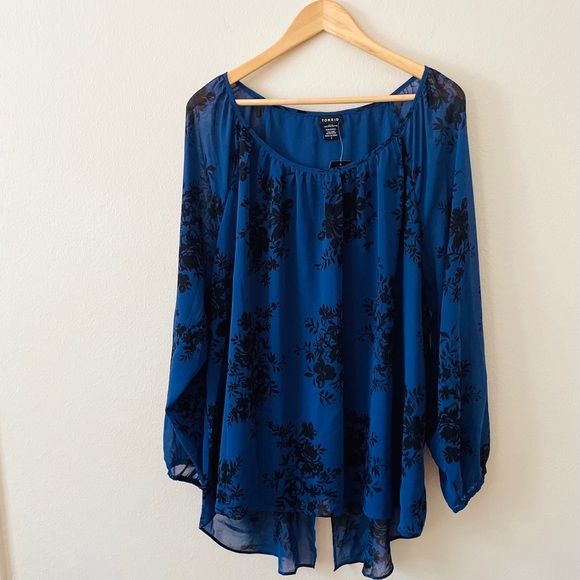 NWT Torrid Navy & Black Floral Tulip Back Blouse - Picture 3 of 10